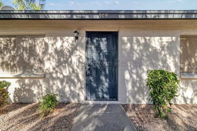 909 W Malibu Dr Tempe, AZ 85282 photo 2