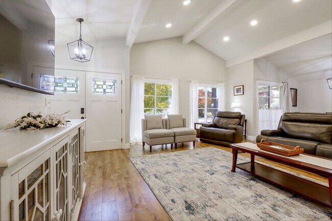1250 Sweetbriar Dr photo 5