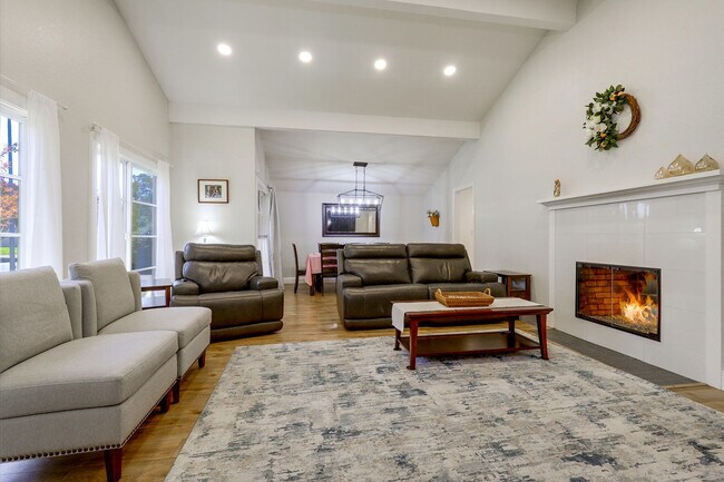 1250 Sweetbriar Dr photo 4
