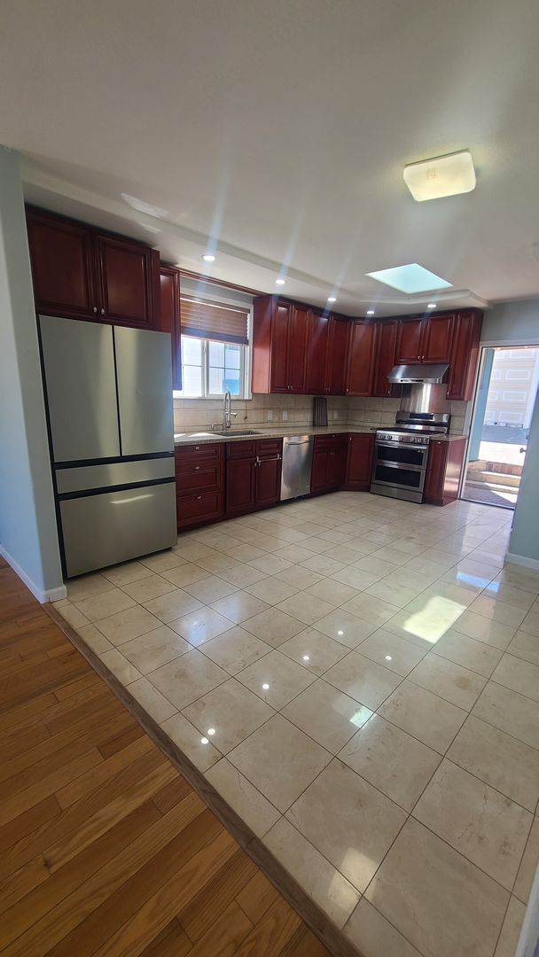 469 Cypress Ave photo 3