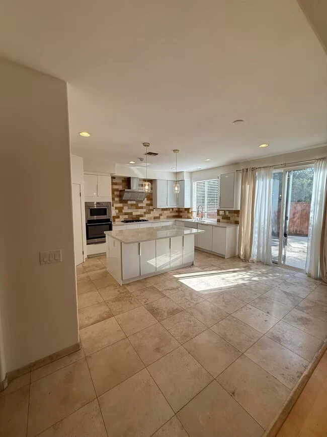 556 Rocking Horse Dr Chula Vista, CA 91914 photo 3