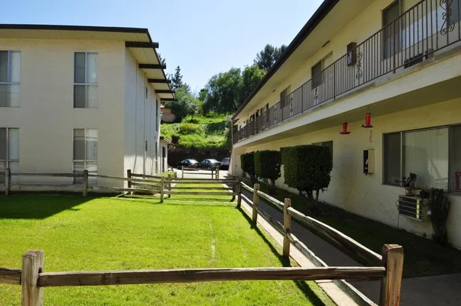 El Capitan Apartments photo 2