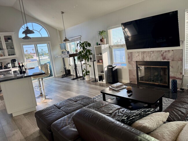 1421 Felspar St photo 3