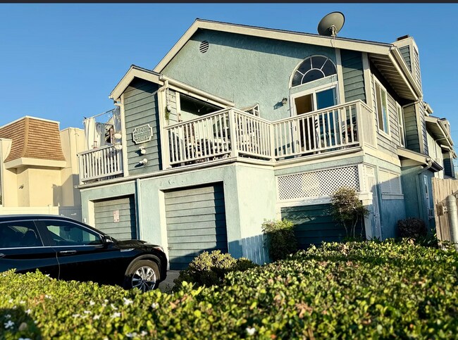 1421 Felspar St photo 2