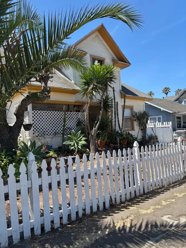 4496 Campus Ave San Diego, CA 92116 photo 2