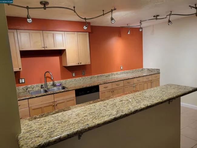 590 El Dorado Ave Oakland, CA 94611 photo 5