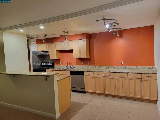 590 El Dorado Ave Oakland, CA 94611 photo 3