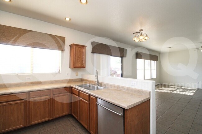 1096 E Parkview Ct Gilbert, AZ 85295 photo 3