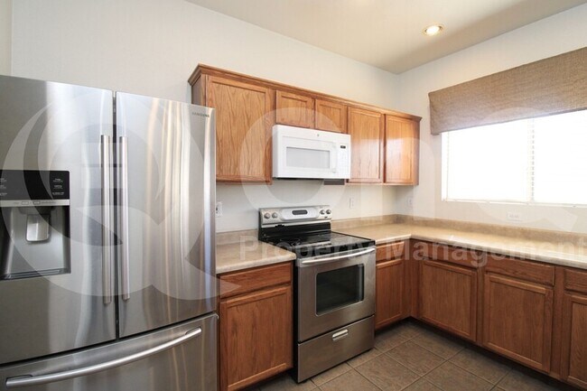 1096 E Parkview Ct Gilbert, AZ 85295 photo 2