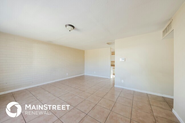 4627 N 47th Dr Phoenix, AZ 85031 photo 2