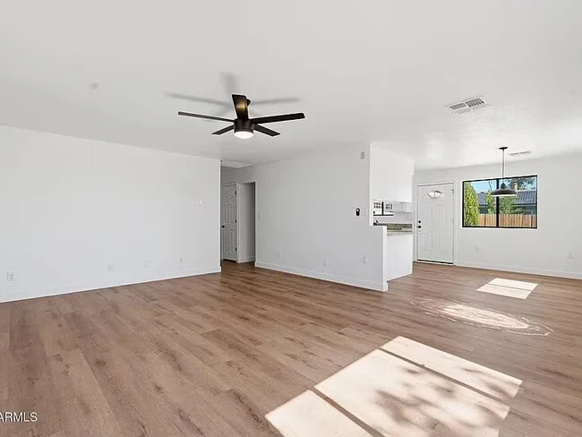 407 E Topeka Dr Phoenix, AZ 85024 photo 4