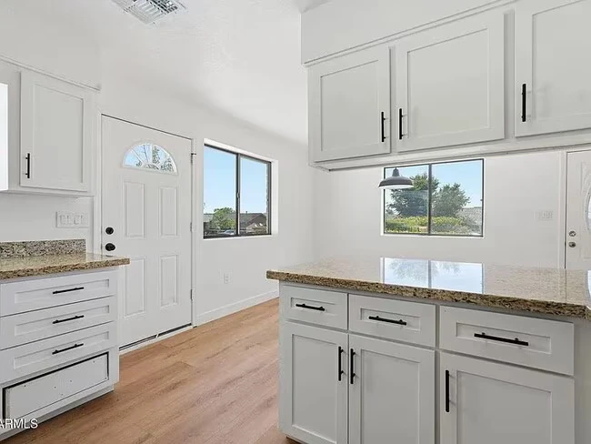 407 E Topeka Dr Phoenix, AZ 85024 photo 2