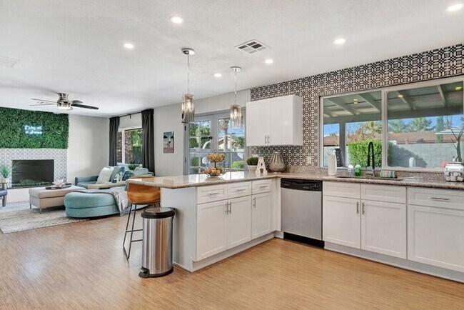 4820 E Poinsettia Dr Scottsdale, AZ 85254 photo 2