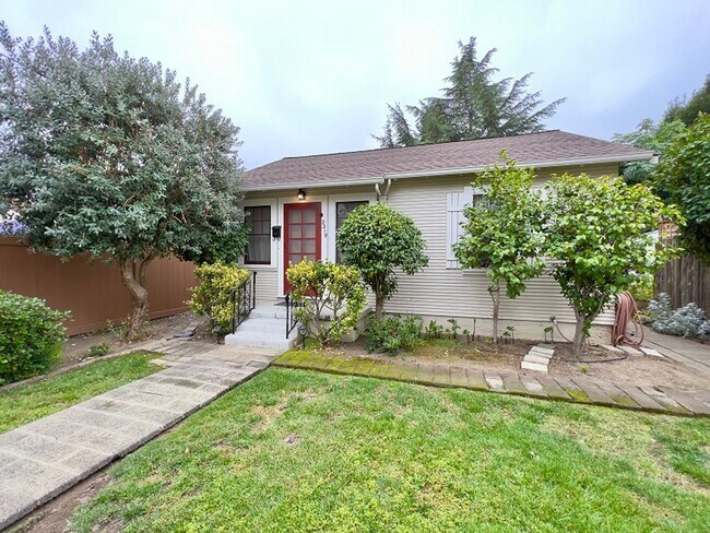 2219 Laurel St Napa, CA 94559 photo 2
