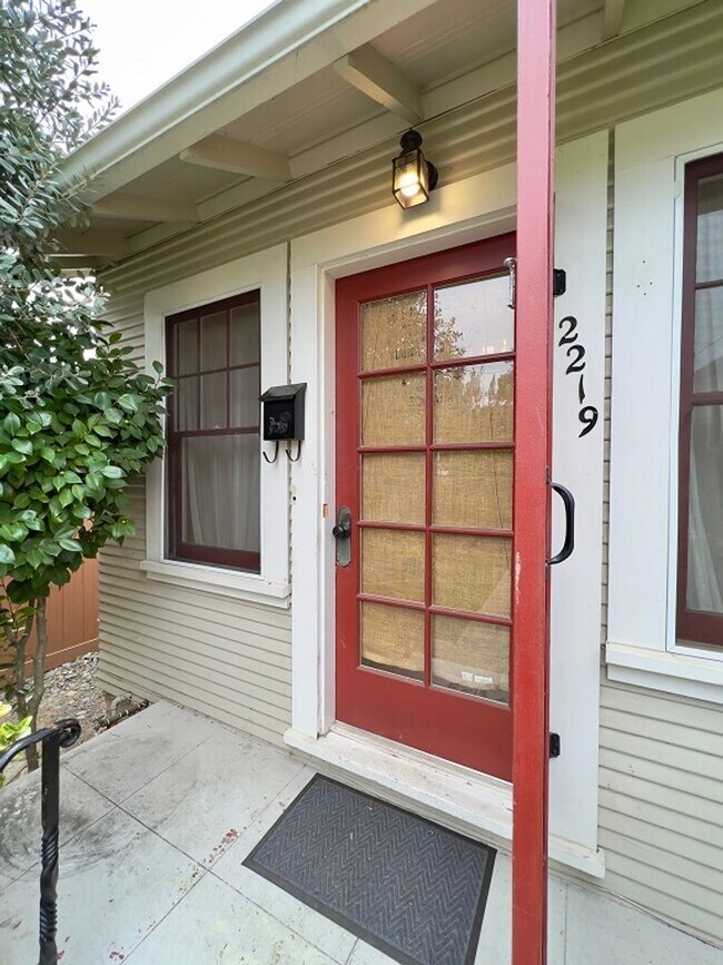 2219 Laurel St Napa, CA 94559 photo 3