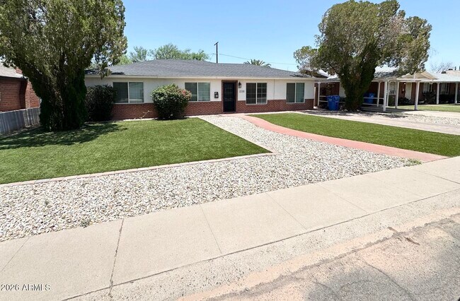 2220 E Heatherbrae Dr Phoenix, AZ 85016 photo 2