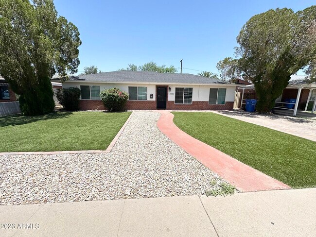 2220 E Heatherbrae Dr Phoenix, AZ 85016