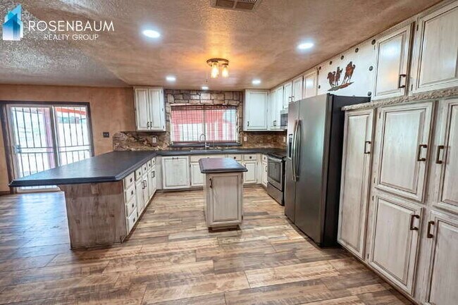 3452 N 67th Dr Phoenix, AZ 85033 photo 2