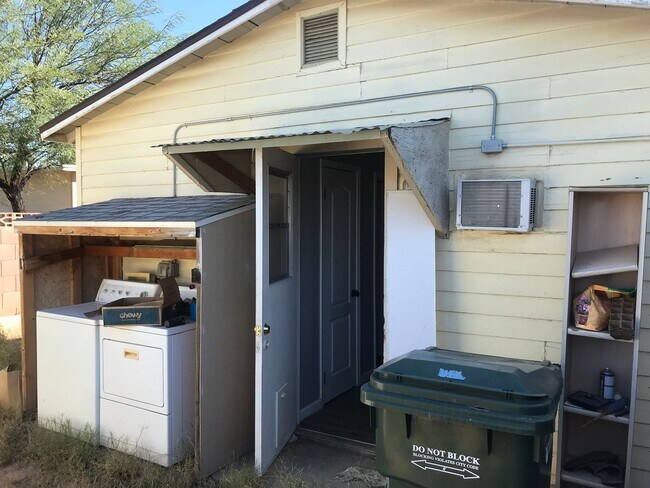 Standalone Studio With Private Yard! photo 5