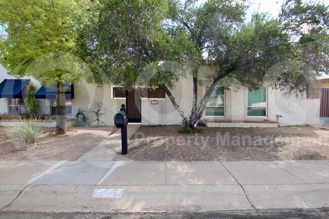 3705 S Dennis Dr Tempe, AZ 85282 photo 2