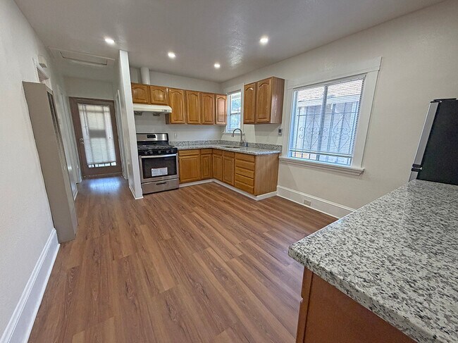 2539 Grande Vista Ave Oakland, CA 94601 photo 4