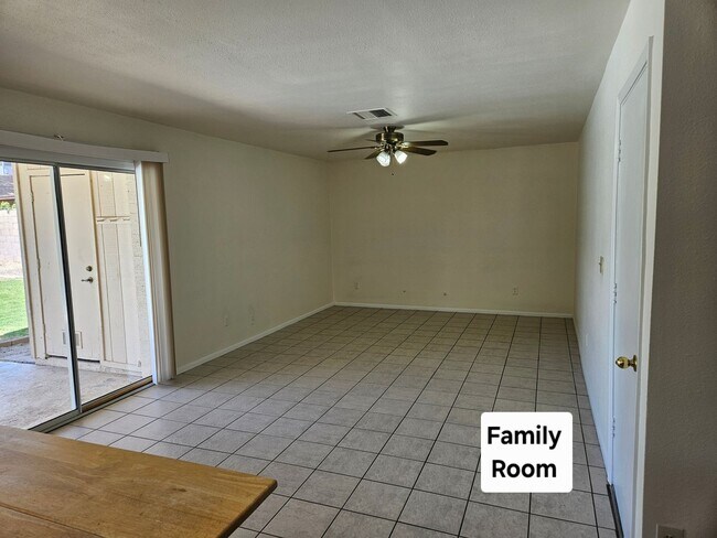 10206 S 43rd St Phoenix, AZ 85044 photo 3