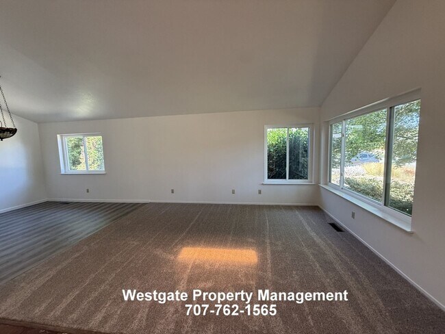 Lovely 3/2.5 East Petaluma Home - 1604 Cerro Sonoma Circle photo 5