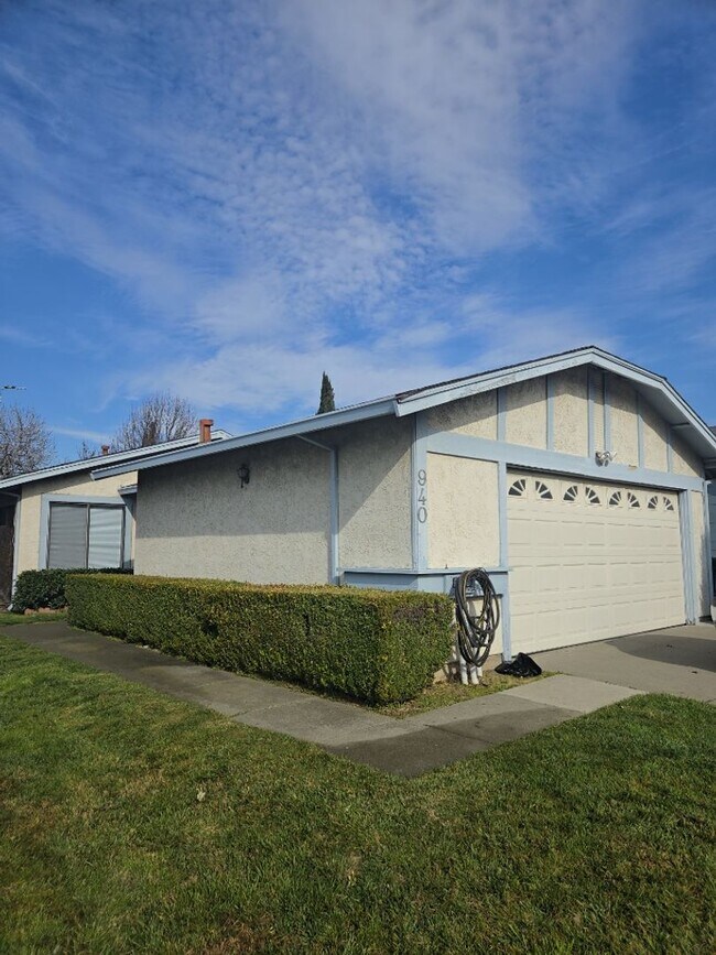 940 Matthew Ct photo 2
