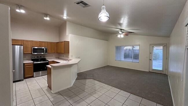 8560 W Laurel Ln Peoria, AZ 85345 photo 3