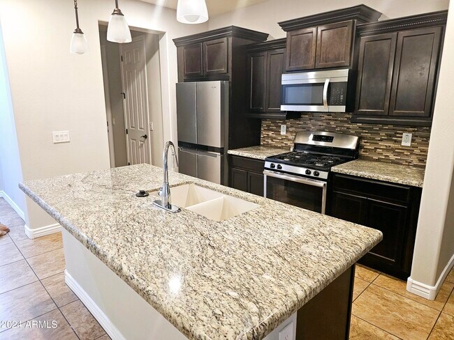 27284 N Skipping Rock Rd Peoria, AZ 85383 photo 4