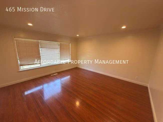 465 Mission Dr photo 5