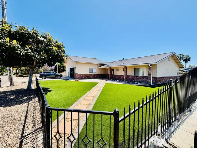 1723 Ivy Rd Oceanside, CA 92054 photo 4
