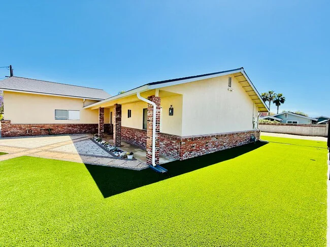 1723 Ivy Rd Oceanside, CA 92054 photo 2