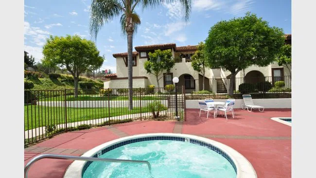 Diamond Pointe photo 3
