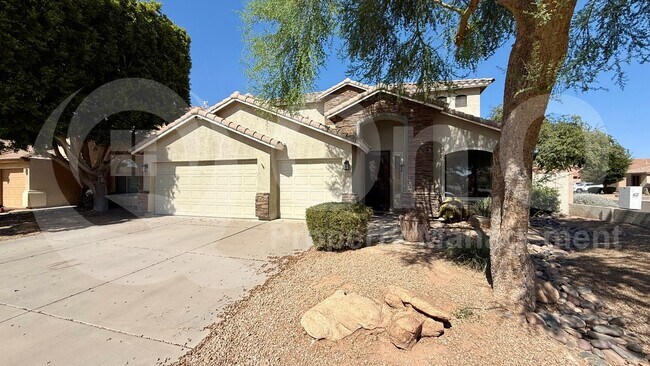 572 N Bell Dr photo 2