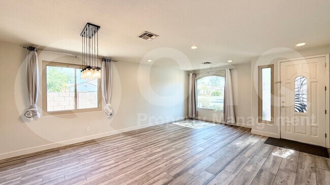 572 N Bell Dr photo 5