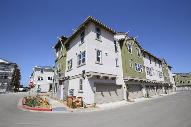 Newer Modern Style Townhome 3 Beds + Den And 2.5+ Baths. Attached Garage.