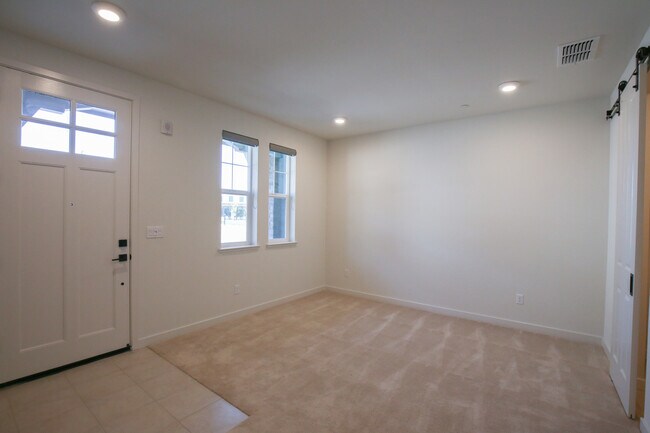 Newer Modern Style Townhome 3 Beds + Den And 2.5+ Baths. Attached Garage. photo 4