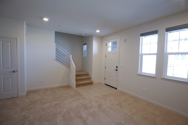 Newer Modern Style Townhome 3 Beds + Den And 2.5+ Baths. Attached Garage. photo 5