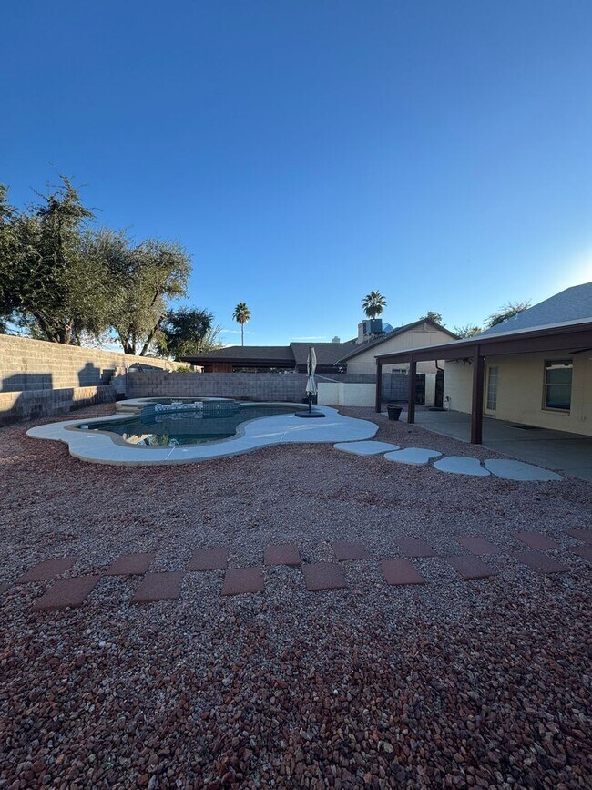 23849 N 41st Ave Glendale, AZ 85310 photo 3