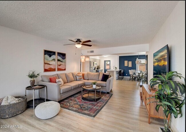 1015 E Concorda Dr Tempe, AZ 85282 photo 2
