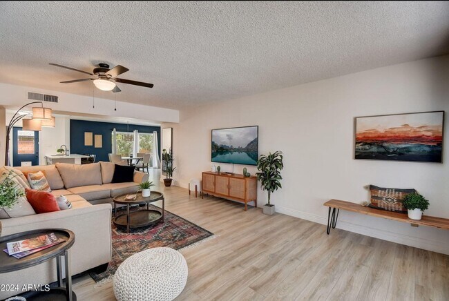 1015 E Concorda Dr Tempe, AZ 85282 photo 3