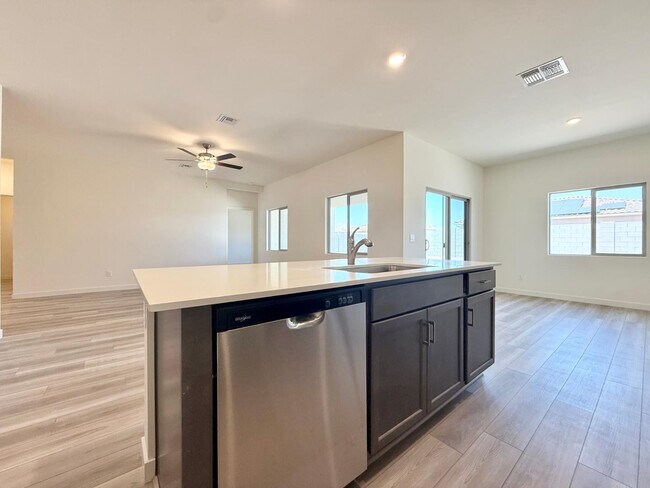 634 W Red Hawk Ct Casa Grande, AZ 85122 photo 4