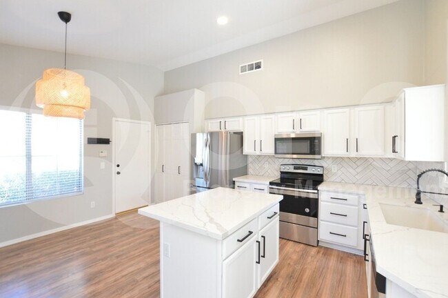 303 N Tiago Dr Gilbert, AZ 85233 photo 4