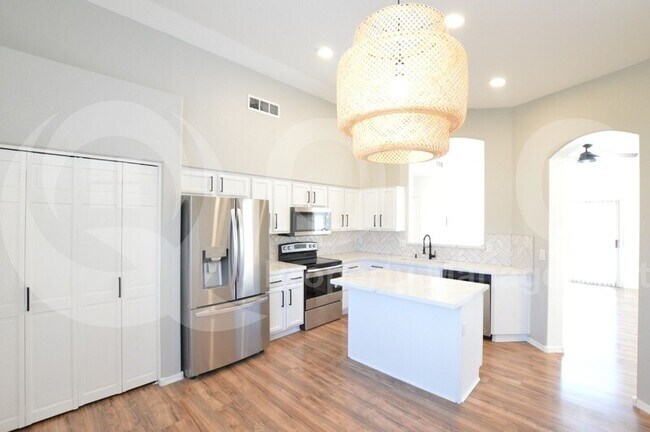 303 N Tiago Dr Gilbert, AZ 85233 photo 3