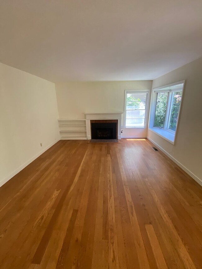 Charming Menlo Park Home With Private Backyard &amp; Beautiful Oak Tree photo 3