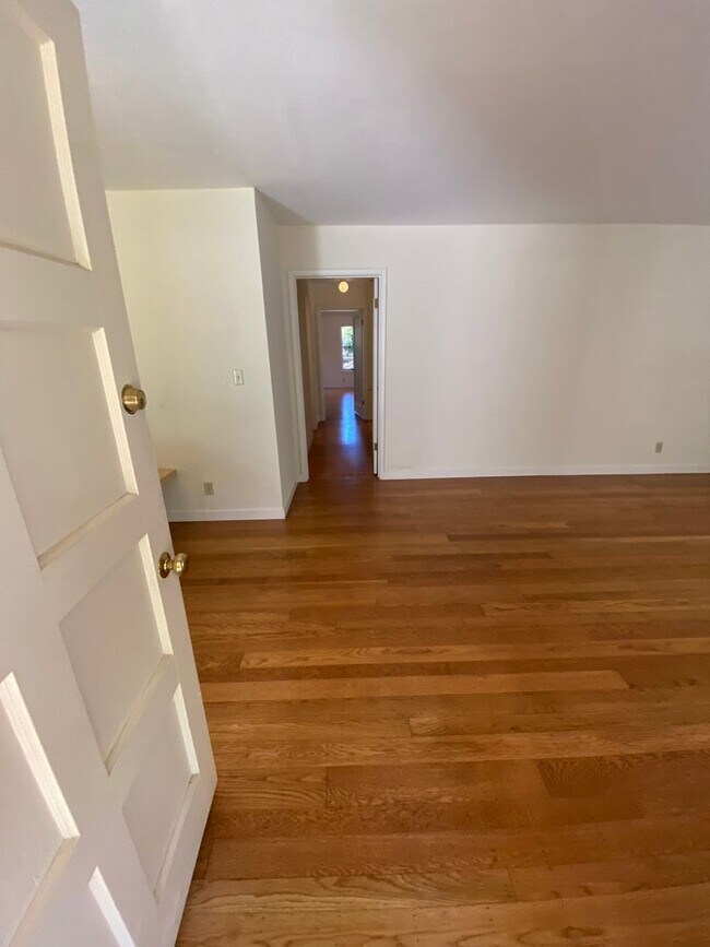 Charming Menlo Park Home With Private Backyard &amp; Beautiful Oak Tree photo 2