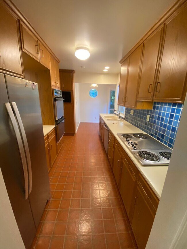 Charming Menlo Park Home With Private Backyard &amp; Beautiful Oak Tree photo 4