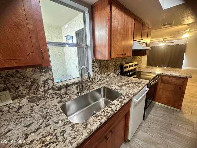 5208 S Hazelton Ln photo 3
