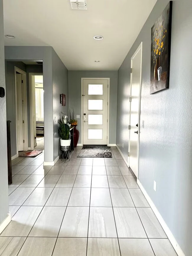 Spacious House with 4BR 3 Bath and 1 office/Game room in Tempe photo 4